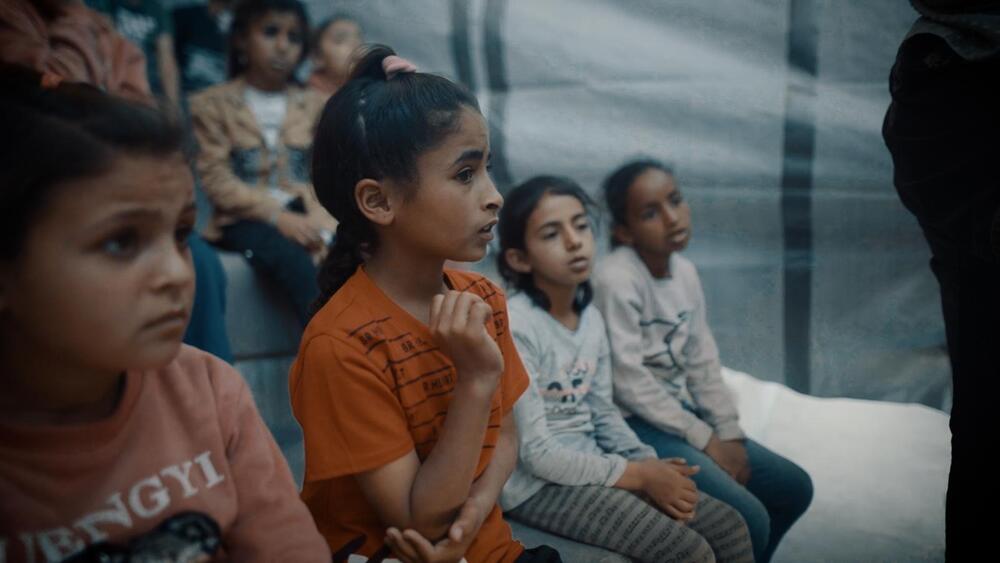 <p>Dok zvanični Izrael procjenjuje da je najmanje polovina, od više od 50.000 stradalih u Gazi, povezana s Hamasom, palestinski novinar Hamed Sbeata poručuje da ta država ratuje protiv civila...</p>  <p>Portparol vojske Izraela odbacuje optužbe za genocid, navodeći da je odnos između broja civila i ubijenih boraca Hamasa “najniži u istoriji ratovanja”</p>  <p>Reporter “Vijesti” čuo granatiranje Gaze, dok je intervjuisao djevojku koja je preživjela napad Hamasa...</p>