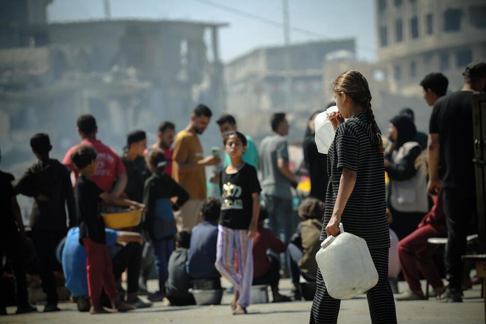 <p>Dok zvanični Izrael procjenjuje da je najmanje polovina, od više od 50.000 stradalih u Gazi, povezana s Hamasom, palestinski novinar Hamed Sbeata poručuje da ta država ratuje protiv civila...</p>  <p>Portparol vojske Izraela odbacuje optužbe za genocid, navodeći da je odnos između broja civila i ubijenih boraca Hamasa “najniži u istoriji ratovanja”</p>  <p>Reporter “Vijesti” čuo granatiranje Gaze, dok je intervjuisao djevojku koja je preživjela napad Hamasa...</p>