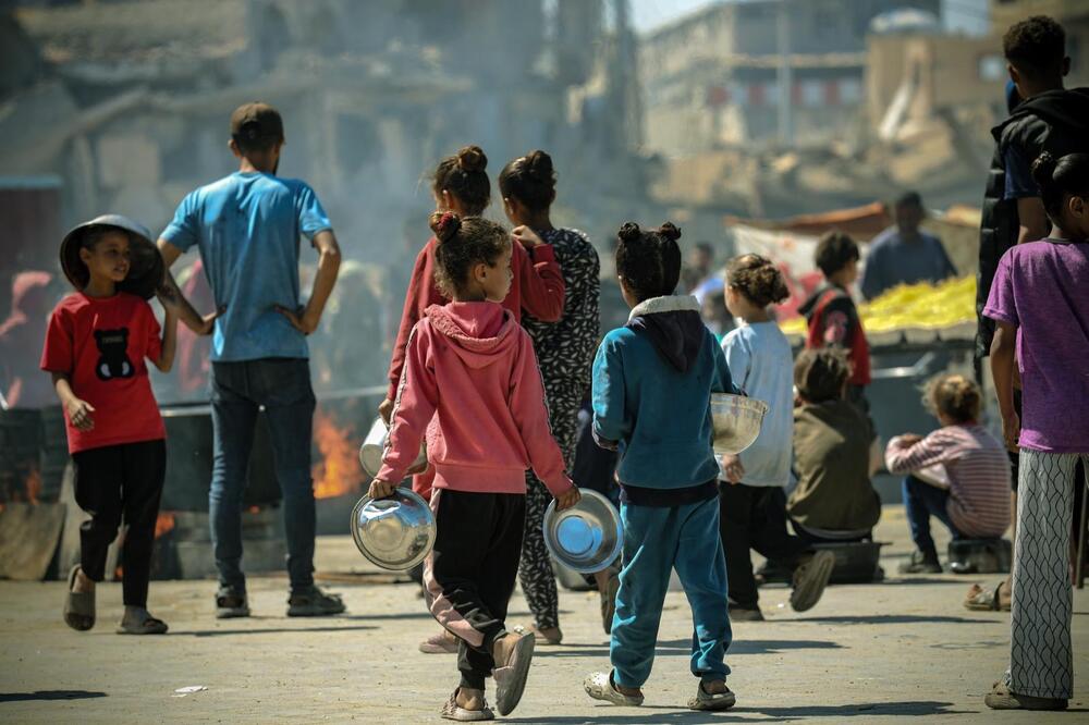 <p>Dok zvanični Izrael procjenjuje da je najmanje polovina, od više od 50.000 stradalih u Gazi, povezana s Hamasom, palestinski novinar Hamed Sbeata poručuje da ta država ratuje protiv civila...</p>  <p>Portparol vojske Izraela odbacuje optužbe za genocid, navodeći da je odnos između broja civila i ubijenih boraca Hamasa “najniži u istoriji ratovanja”</p>  <p>Reporter “Vijesti” čuo granatiranje Gaze, dok je intervjuisao djevojku koja je preživjela napad Hamasa...</p>