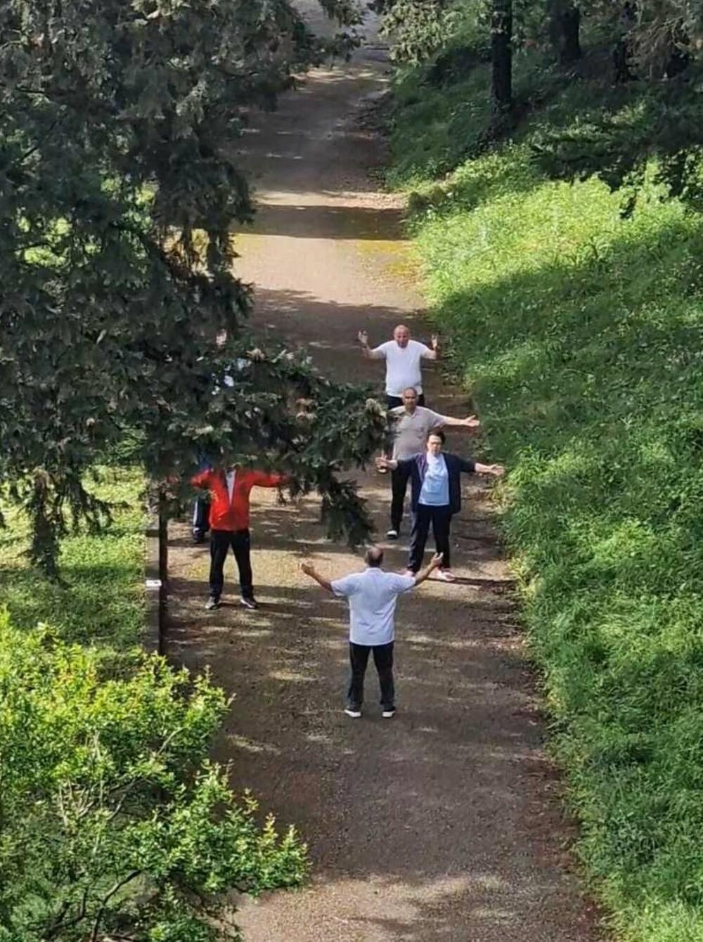 <p>Nakon višegodišnjih “lutanja”, raznoraznih terapija, i (ne)usvojenih savjeta, ljekari rekoše da mi preostaje samo da “stisnem zube” i trpim bol, prste mažem gelom i pijem biljne tablete zanimljivog naziva - “Joint”, a onda sasvim iznenada dobih poziv...</p>