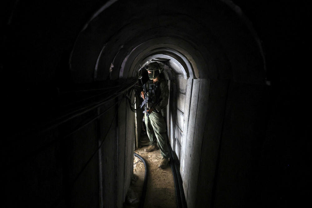 Izraelski vojnik u tunelu ispod Evropske bolnice u Kan Junisu, Foto: Reuters