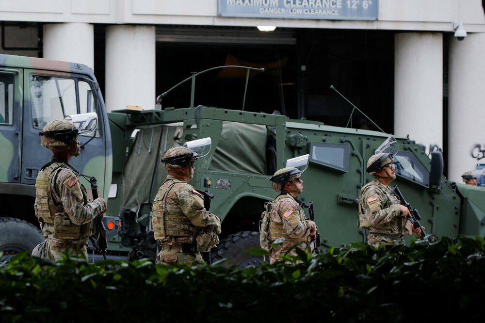 <p>Neki od pripadnika garde stacionirani su ispred pritvorskog centra u centru Los Anđelesa, jednog od nekoliko mjesta gdje su se u posljednja dva dana sukobile stotine demonstranata i federalni organi</p>