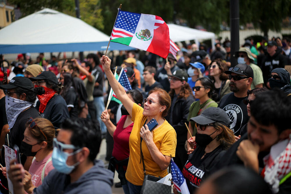 <p>Neki od pripadnika garde stacionirani su ispred pritvorskog centra u centru Los Anđelesa, jednog od nekoliko mjesta gdje su se u posljednja dva dana sukobile stotine demonstranata i federalni organi</p>