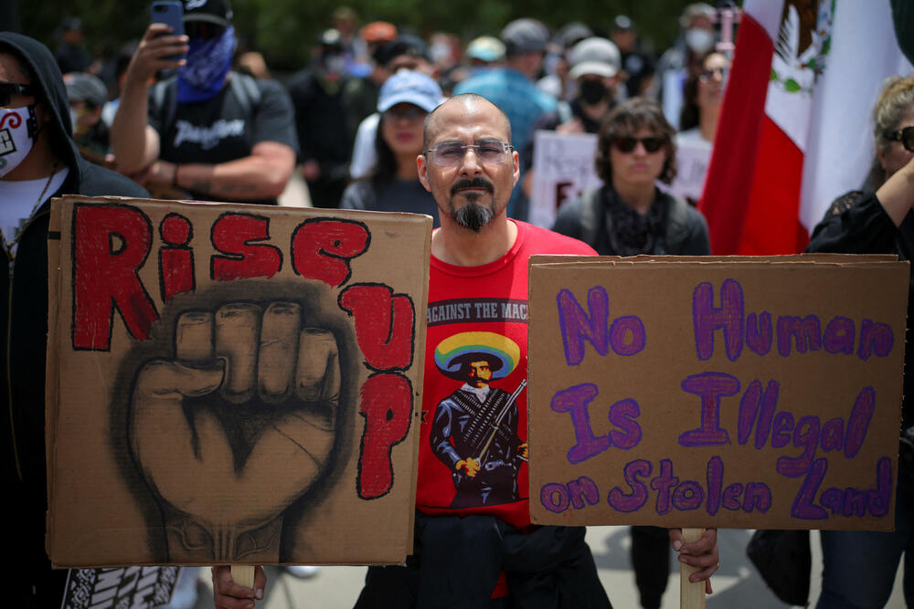 <p>Neki od pripadnika garde stacionirani su ispred pritvorskog centra u centru Los Anđelesa, jednog od nekoliko mjesta gdje su se u posljednja dva dana sukobile stotine demonstranata i federalni organi</p>