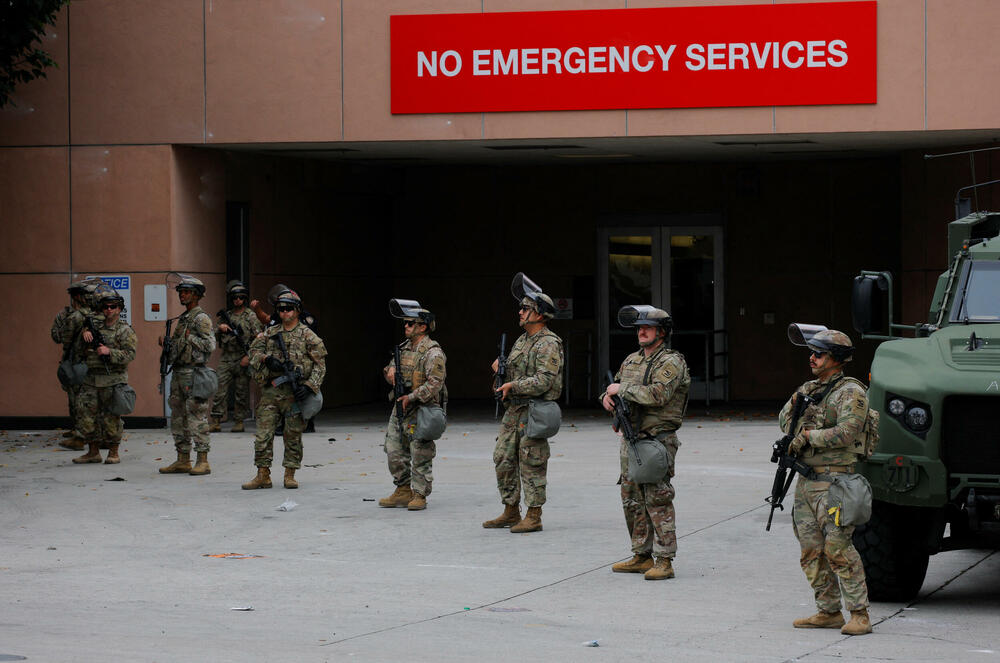<p>Neki od pripadnika garde stacionirani su ispred pritvorskog centra u centru Los Anđelesa, jednog od nekoliko mjesta gdje su se u posljednja dva dana sukobile stotine demonstranata i federalni organi</p>