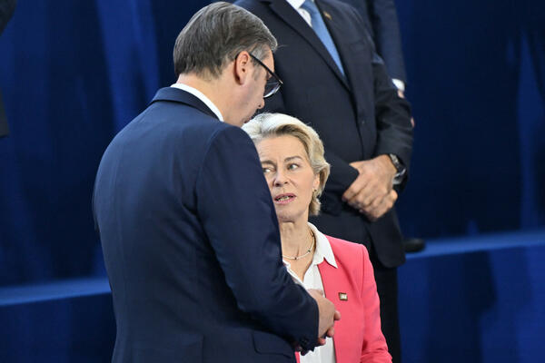 Vučiću pojas za spasavanje, demonstrantima nož u leđa