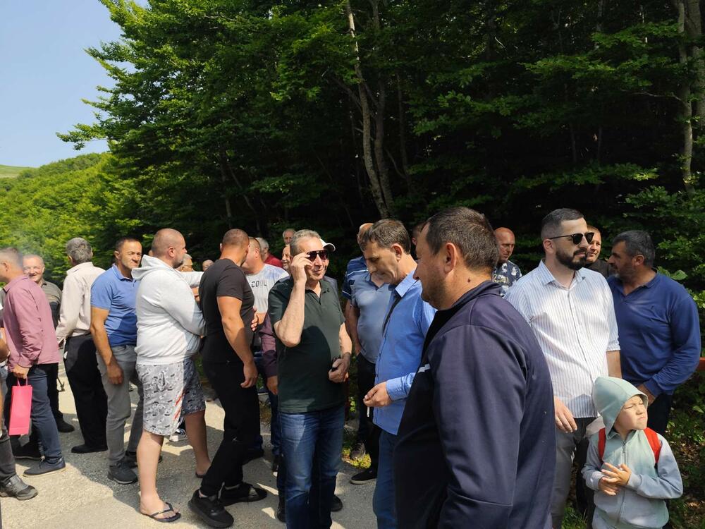 <p>Gačani su najavili da će, poput Pivljana, u Avtovcu blokirati put, ali im policija nije dozvolila, pa su se uputili u Ravno da se sretnu sa Pivljanima</p>