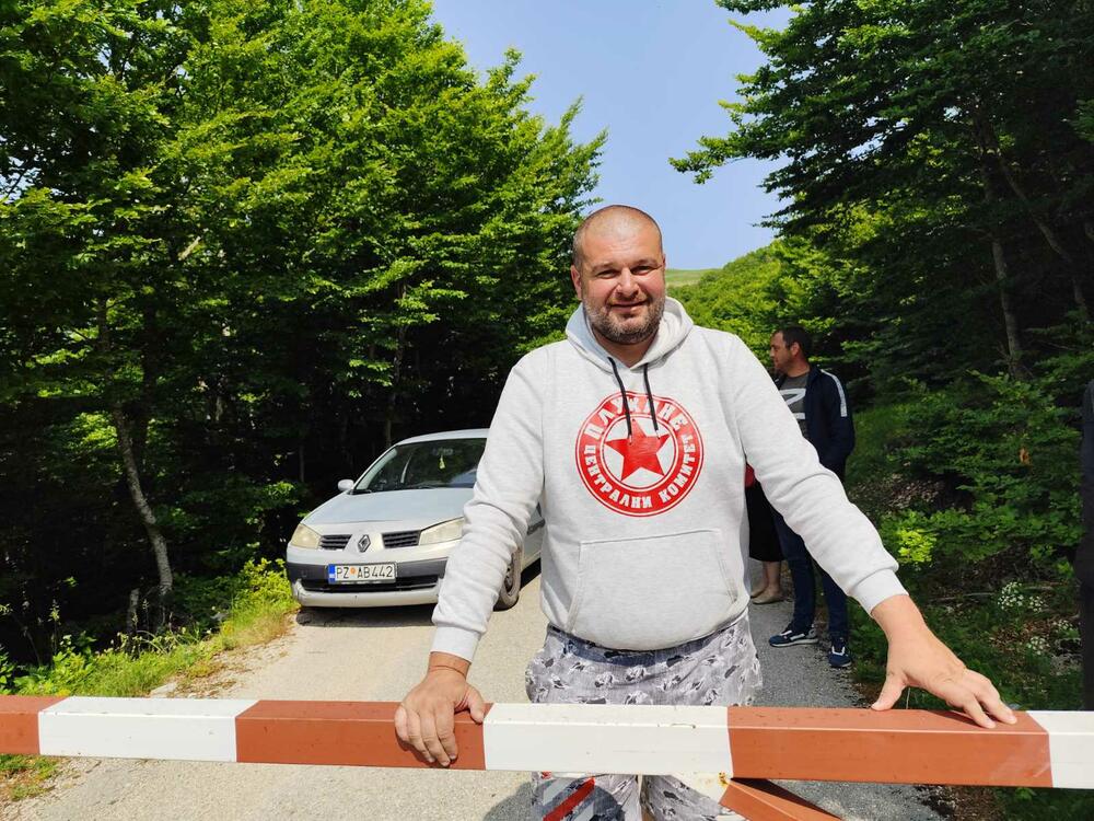 <p>Gačani su najavili da će, poput Pivljana, u Avtovcu blokirati put, ali im policija nije dozvolila, pa su se uputili u Ravno da se sretnu sa Pivljanima</p>