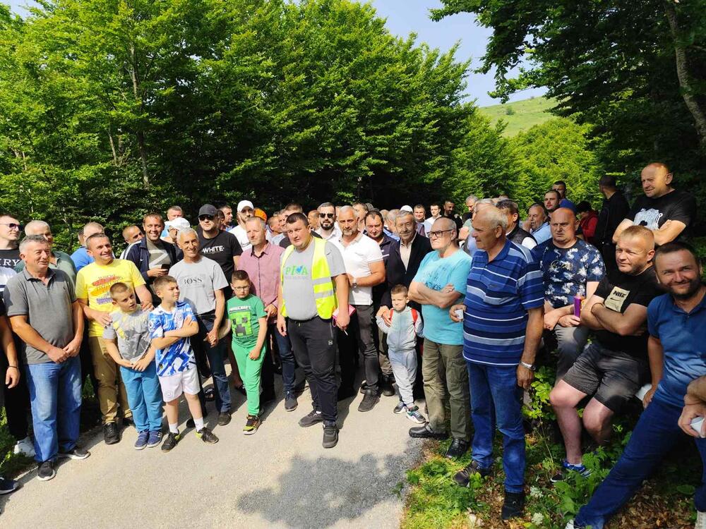 <p>Gačani su najavili da će, poput Pivljana, u Avtovcu blokirati put, ali im policija nije dozvolila, pa su se uputili u Ravno da se sretnu sa Pivljanima</p>