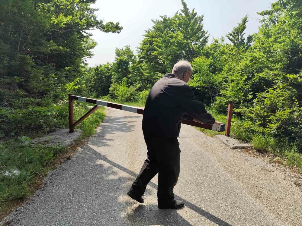 <p>Gačani su najavili da će, poput Pivljana, u Avtovcu blokirati put, ali im policija nije dozvolila, pa su se uputili u Ravno da se sretnu sa Pivljanima</p>