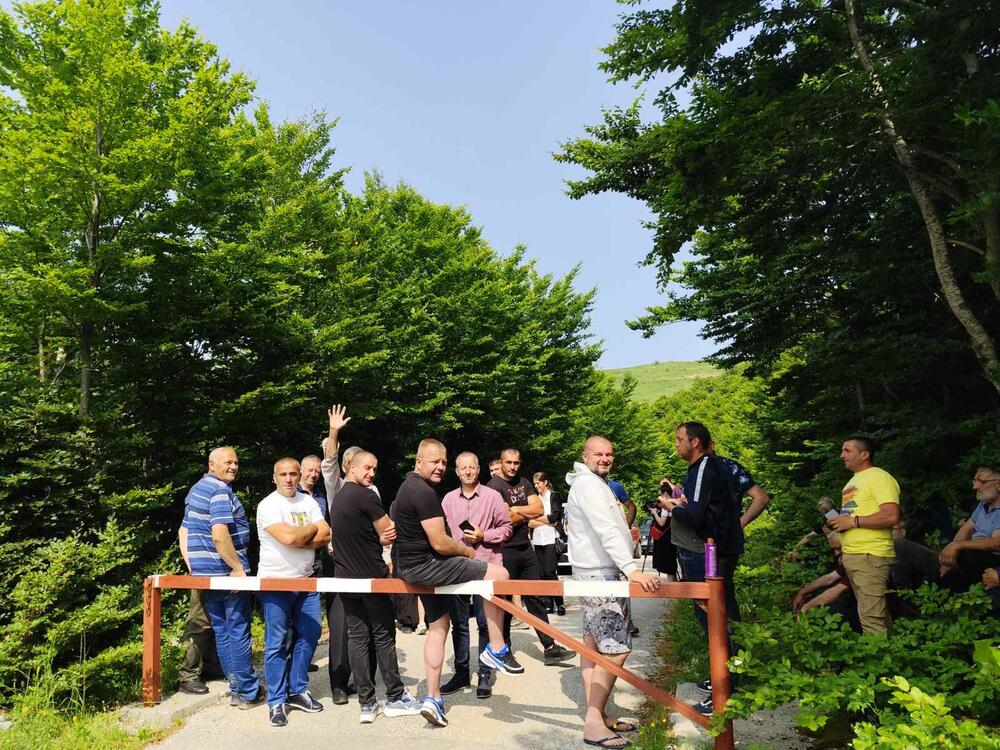 <p>Gačani su najavili da će, poput Pivljana, u Avtovcu blokirati put, ali im policija nije dozvolila, pa su se uputili u Ravno da se sretnu sa Pivljanima</p>