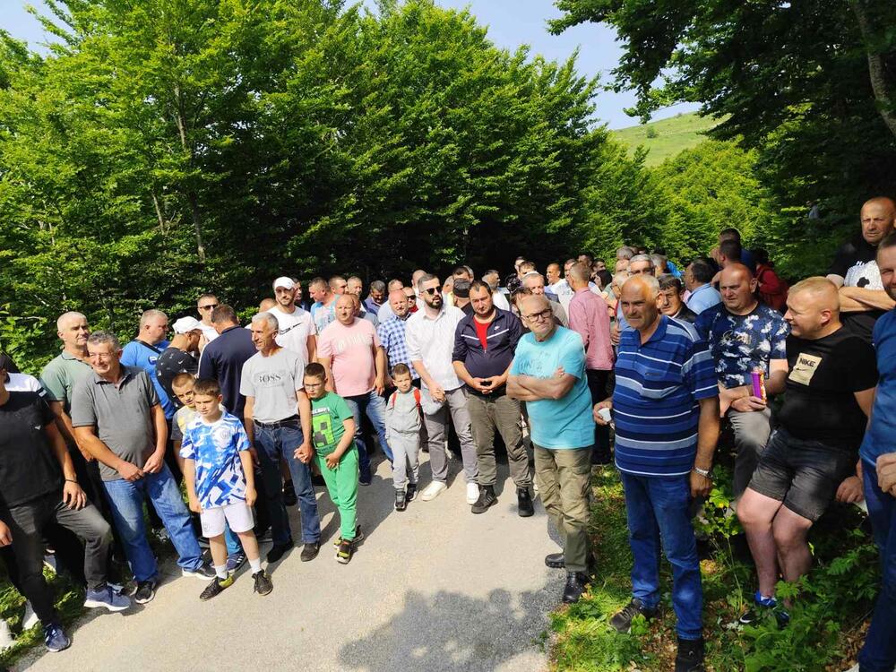 <p>Gačani su najavili da će, poput Pivljana, u Avtovcu blokirati put, ali im policija nije dozvolila, pa su se uputili u Ravno da se sretnu sa Pivljanima</p>