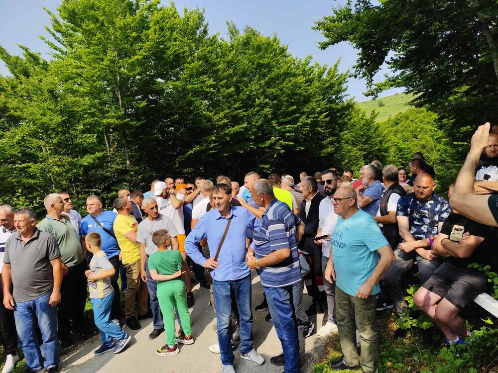 <p>Gačani su najavili da će, poput Pivljana, u Avtovcu blokirati put, ali im policija nije dozvolila, pa su se uputili u Ravno da se sretnu sa Pivljanima</p>