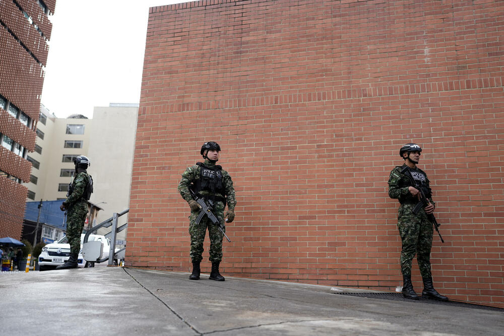 Pripadnici vojne policije stoje ispred bolnice gdje je smješten Uribe, Foto: REUTERS