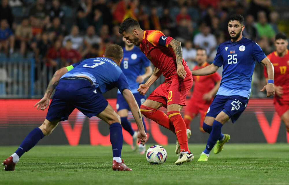 <p>Jun će se pamtiti po debiju iz snova Vasilija Adžića i Andrije Bulatovića, ali i po rekorderu Stevanu Jovetiću</p>