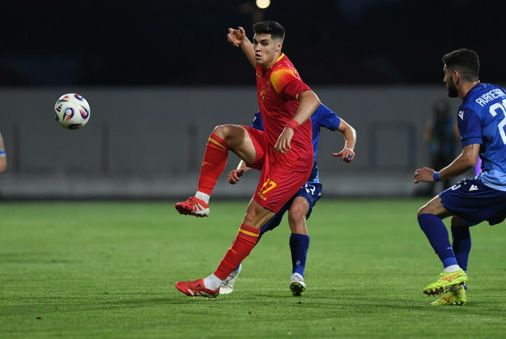 <p>Jun će se pamtiti po debiju iz snova Vasilija Adžića i Andrije Bulatovića, ali i po rekorderu Stevanu Jovetiću</p>