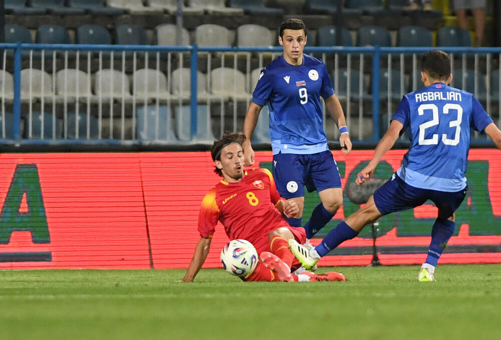 <p>Jun će se pamtiti po debiju iz snova Vasilija Adžića i Andrije Bulatovića, ali i po rekorderu Stevanu Jovetiću</p>
