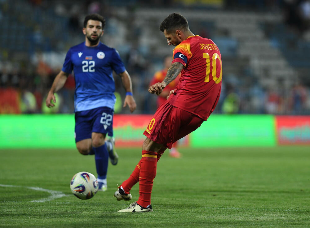 <p>Jun će se pamtiti po debiju iz snova Vasilija Adžića i Andrije Bulatovića, ali i po rekorderu Stevanu Jovetiću</p>