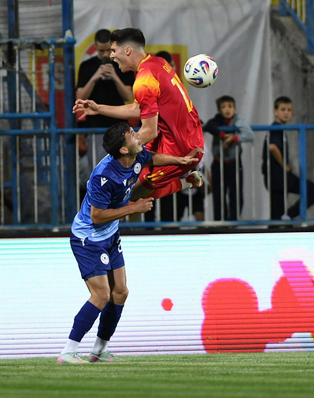 <p>Jun će se pamtiti po debiju iz snova Vasilija Adžića i Andrije Bulatovića, ali i po rekorderu Stevanu Jovetiću</p>