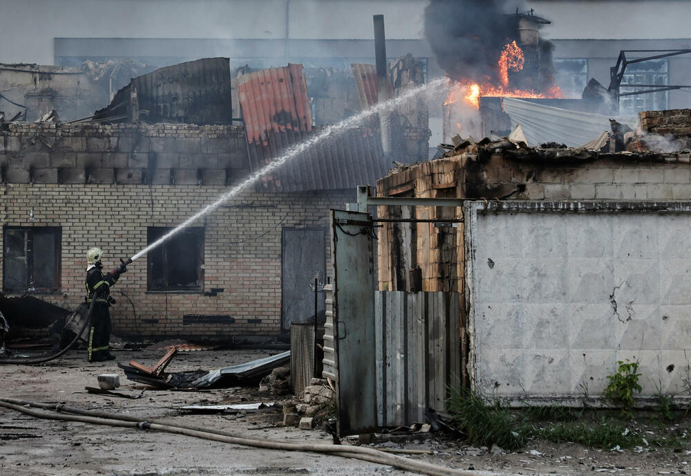 <p>"Rusi su pogodili porodilište, stanicu hitne medicinske pomoći i stambene zgrade", rekao je guverner</p>