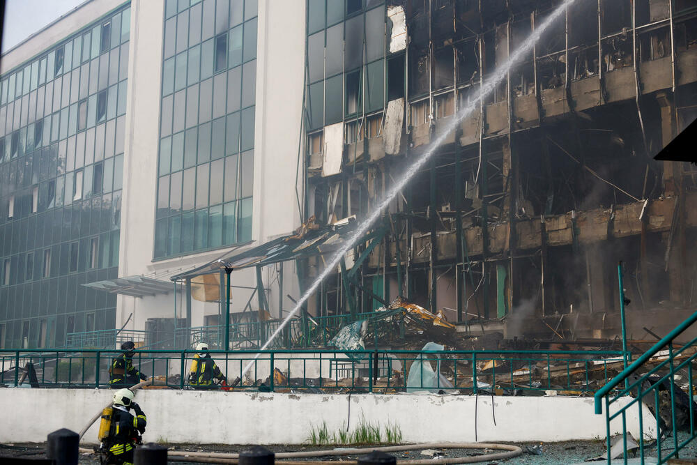 <p>"Rusi su pogodili porodilište, stanicu hitne medicinske pomoći i stambene zgrade", rekao je guverner</p>