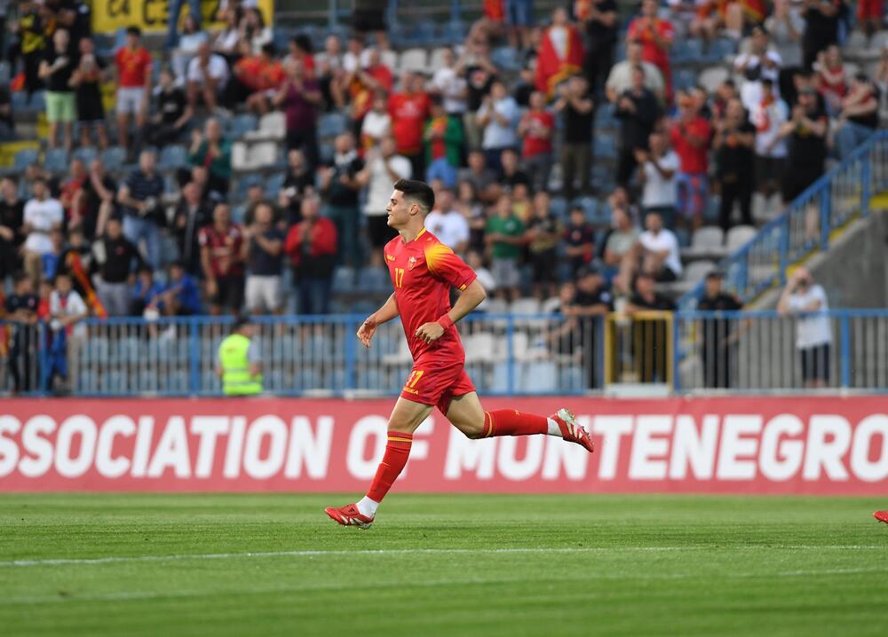 <p>Jun će se pamtiti po debiju iz snova Vasilija Adžića i Andrije Bulatovića, ali i po rekorderu Stevanu Jovetiću</p>