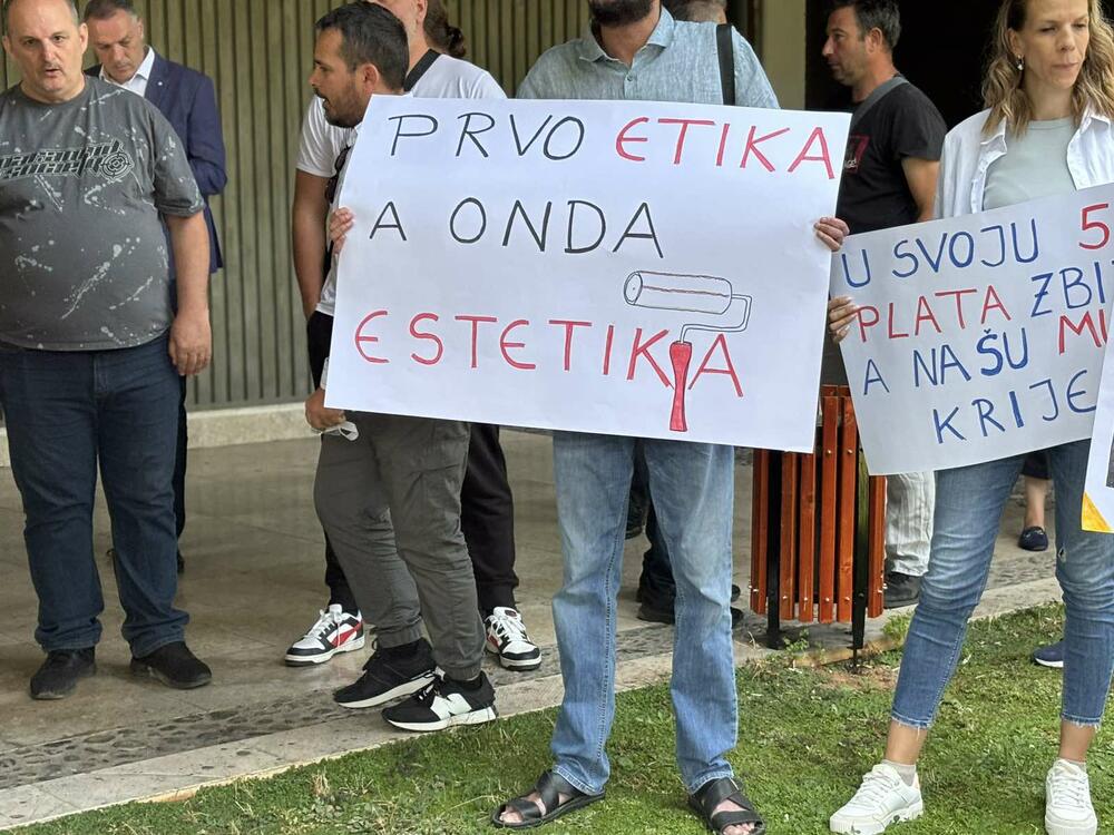 <p>Zaposleni tvrde da se na njih vrši "nezapamćeni pritisak" da potpišu predlog kolektivnog ugovora. Raonić kaže da je to velika optužba i da "neko očigledno ovdje ne govori istinu"</p>