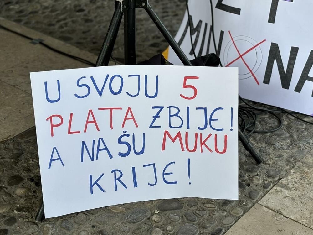 <p>Zaposleni tvrde da se na njih vrši "nezapamćeni pritisak" da potpišu predlog kolektivnog ugovora. Raonić kaže da je to velika optužba i da "neko očigledno ovdje ne govori istinu"</p>