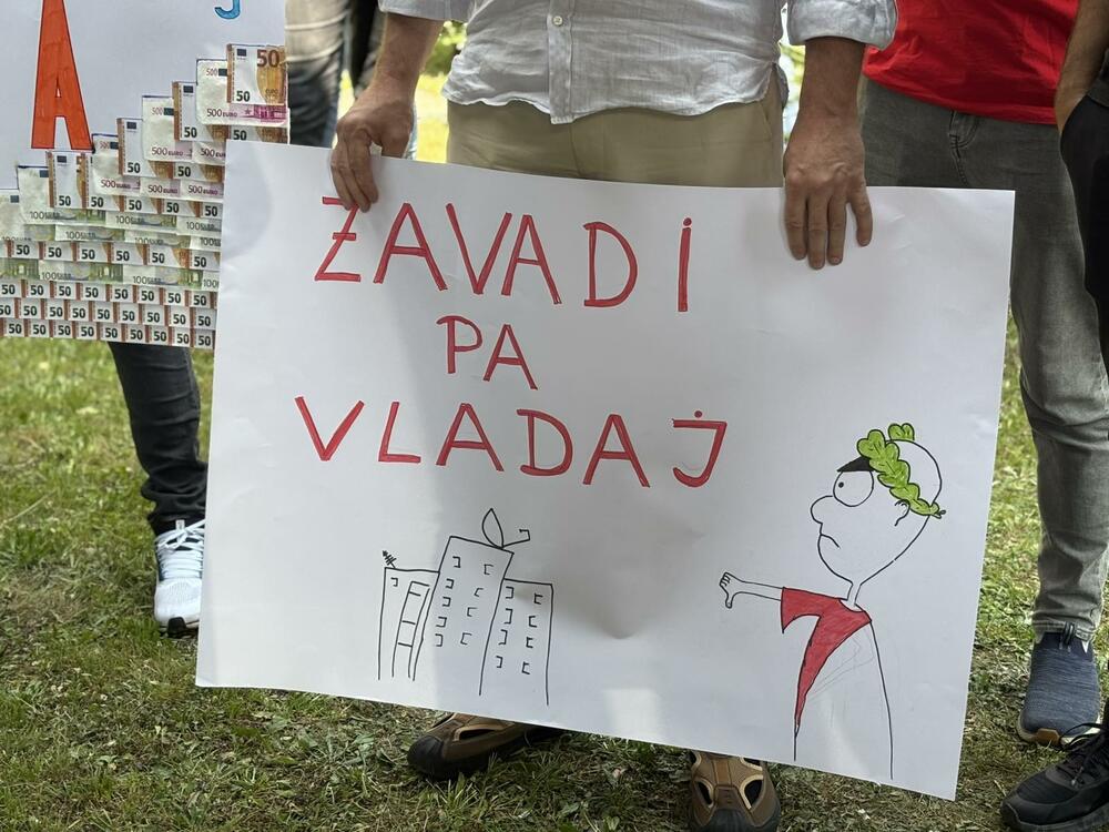 <p>Zaposleni tvrde da se na njih vrši "nezapamćeni pritisak" da potpišu predlog kolektivnog ugovora. Raonić kaže da je to velika optužba i da "neko očigledno ovdje ne govori istinu"</p>