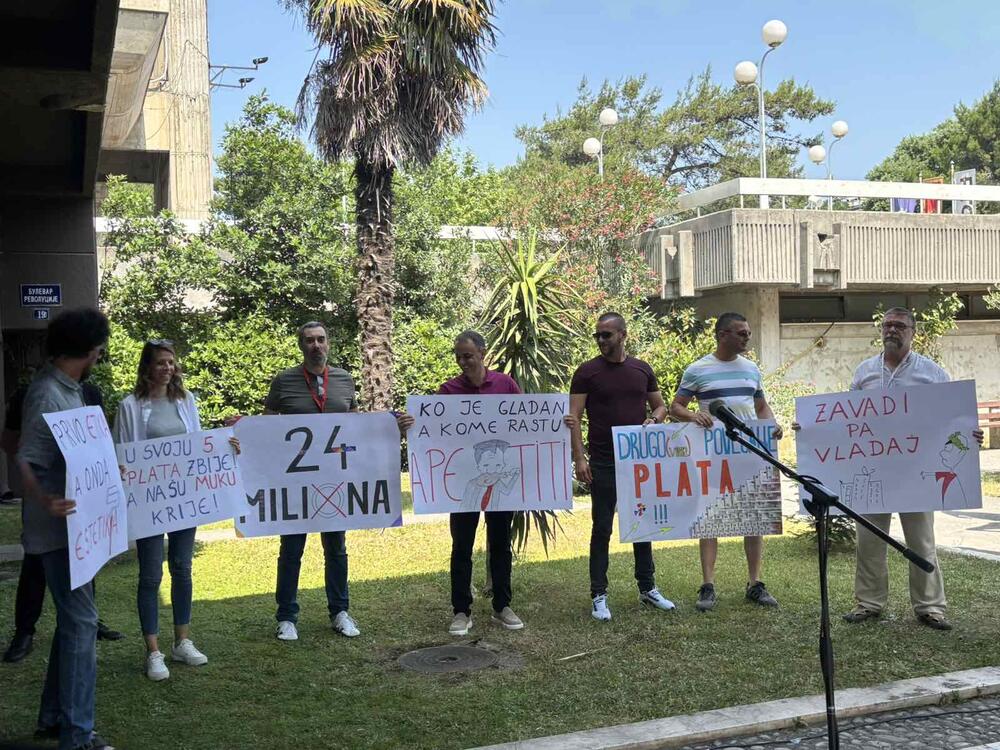 <p>Zaposleni tvrde da se na njih vrši "nezapamćeni pritisak" da potpišu predlog kolektivnog ugovora. Raonić kaže da je to velika optužba i da "neko očigledno ovdje ne govori istinu"</p>
