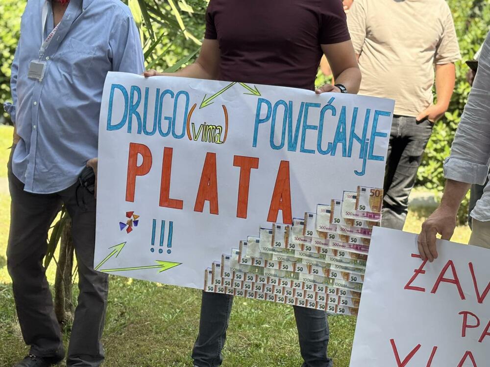 <p>Zaposleni tvrde da se na njih vrši "nezapamćeni pritisak" da potpišu predlog kolektivnog ugovora. Raonić kaže da je to velika optužba i da "neko očigledno ovdje ne govori istinu"</p>