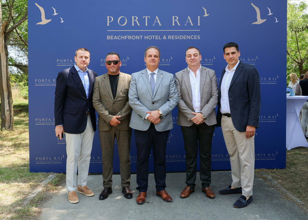 <p>Kamen temeljac položili su suvlasnik hotelske grupacije Karisma Hotels & Resorts, Ljubiša Krstajić, osnivač kompanije Dobrov & Family Group Andrej Dobrov i partner u Karisma Hotels & Resorts Rafael Feliz</p>