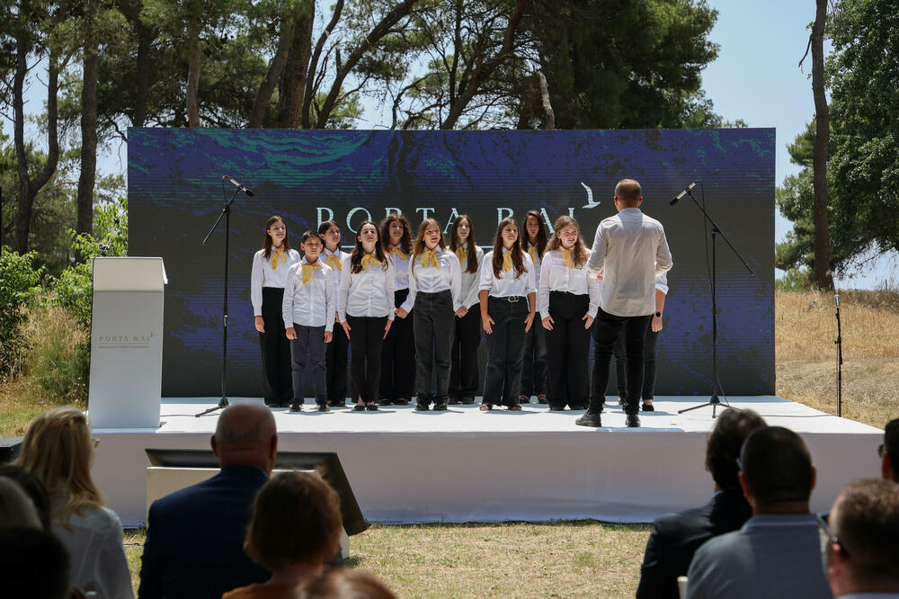 <p>Kamen temeljac položili su suvlasnik hotelske grupacije Karisma Hotels & Resorts, Ljubiša Krstajić, osnivač kompanije Dobrov & Family Group Andrej Dobrov i partner u Karisma Hotels & Resorts Rafael Feliz</p>