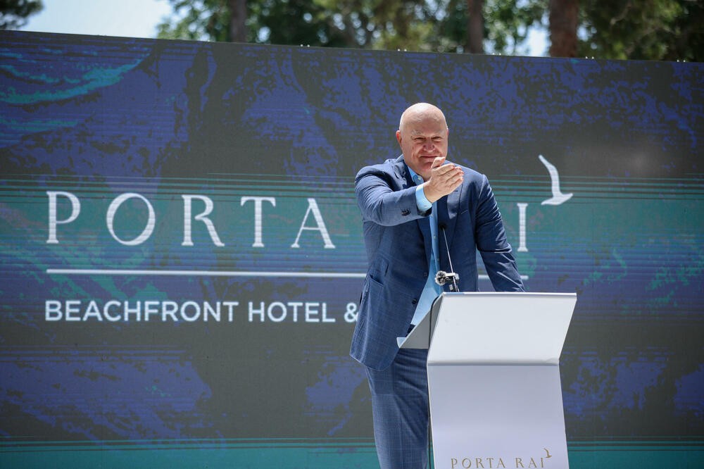 <p>Kamen temeljac položili su suvlasnik hotelske grupacije Karisma Hotels & Resorts, Ljubiša Krstajić, osnivač kompanije Dobrov & Family Group Andrej Dobrov i partner u Karisma Hotels & Resorts Rafael Feliz</p>