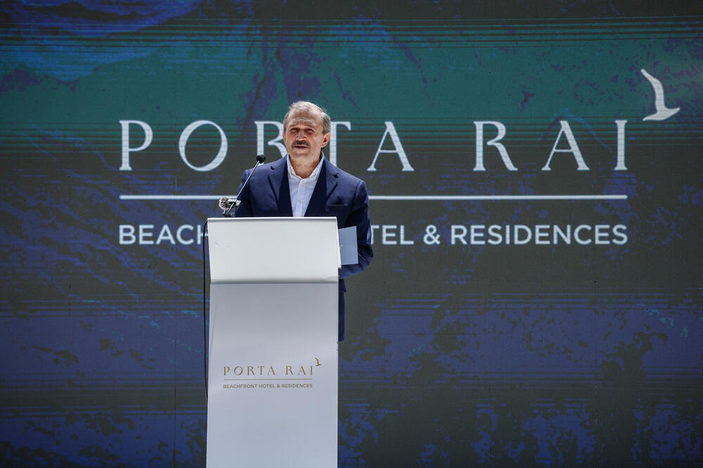 <p>Kamen temeljac položili su suvlasnik hotelske grupacije Karisma Hotels & Resorts, Ljubiša Krstajić, osnivač kompanije Dobrov & Family Group Andrej Dobrov i partner u Karisma Hotels & Resorts Rafael Feliz</p>