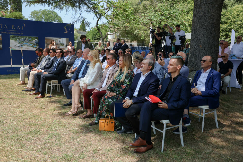 <p>Kamen temeljac položili su suvlasnik hotelske grupacije Karisma Hotels & Resorts, Ljubiša Krstajić, osnivač kompanije Dobrov & Family Group Andrej Dobrov i partner u Karisma Hotels & Resorts Rafael Feliz</p>