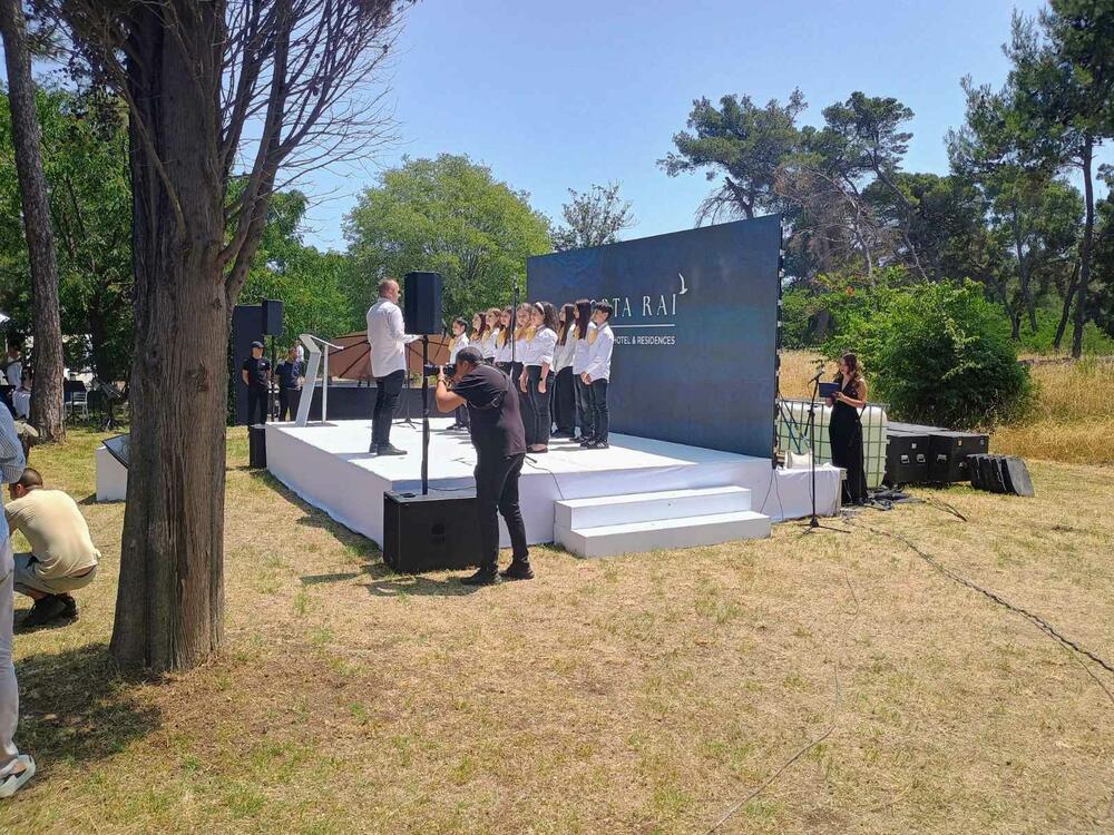 <p>Kamen temeljac položili su suvlasnik hotelske grupacije Karisma Hotels & Resorts, Ljubiša Krstajić, osnivač kompanije Dobrov & Family Group Andrej Dobrov i partner u Karisma Hotels & Resorts Rafael Feliz</p>