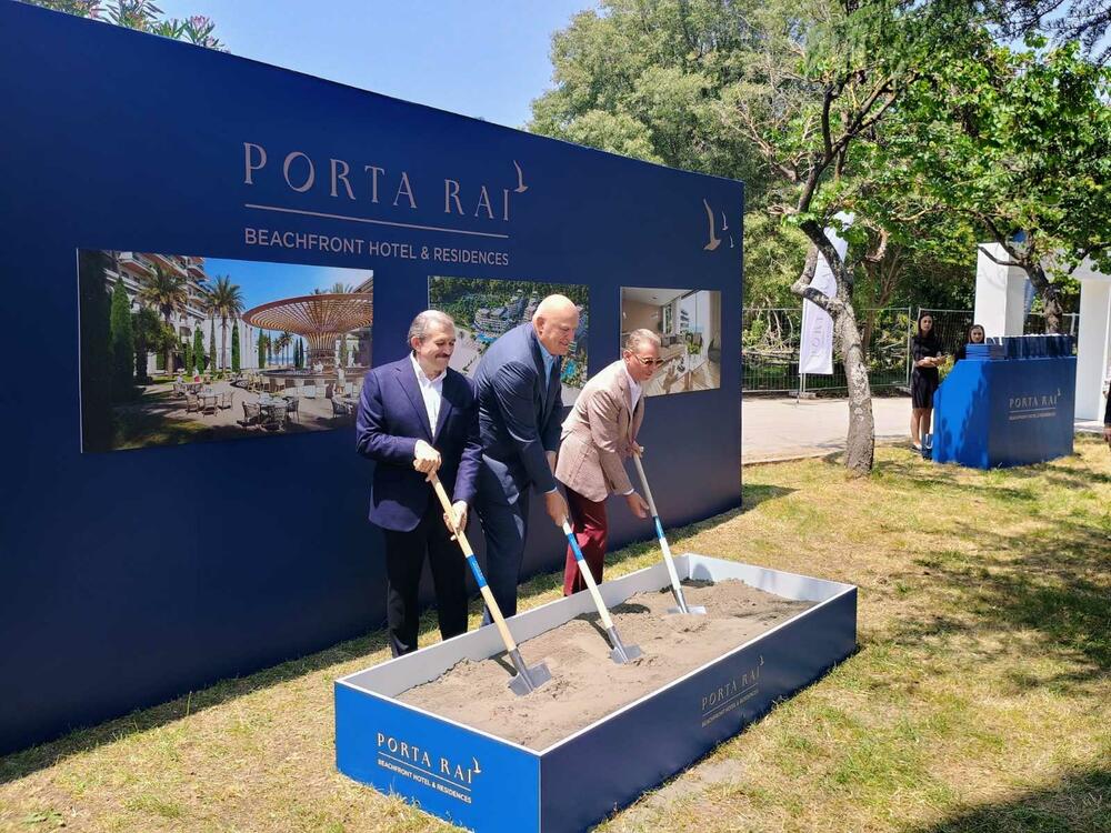 <p>Kamen temeljac položili su suvlasnik hotelske grupacije Karisma Hotels & Resorts, Ljubiša Krstajić, osnivač kompanije Dobrov & Family Group Andrej Dobrov i partner u Karisma Hotels & Resorts Rafael Feliz</p>