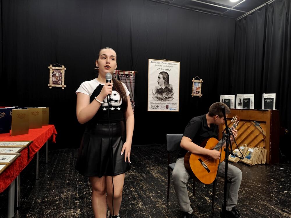 <p>Prvo mjesto u kategoriji učenika od prvog do petog razreda osvojila je Teodora Preradović, učenica OŠ "Salko Aljković" iz Pljevalja, dok je Ksenija Kovačević, učenica kotorske škole "Njegoš" osvojila prvo mjesto u kategoriji od šestog do devetog razreda</p>