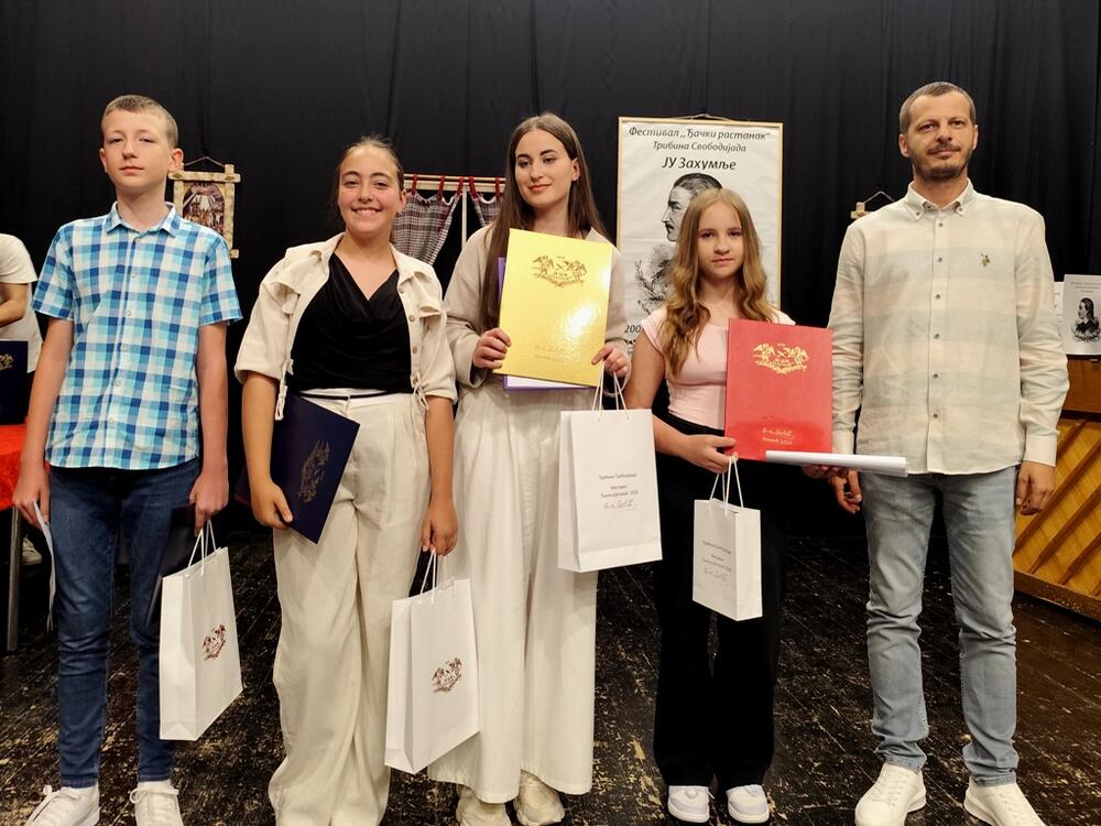 <p>Prvo mjesto u kategoriji učenika od prvog do petog razreda osvojila je Teodora Preradović, učenica OŠ "Salko Aljković" iz Pljevalja, dok je Ksenija Kovačević, učenica kotorske škole "Njegoš" osvojila prvo mjesto u kategoriji od šestog do devetog razreda</p>