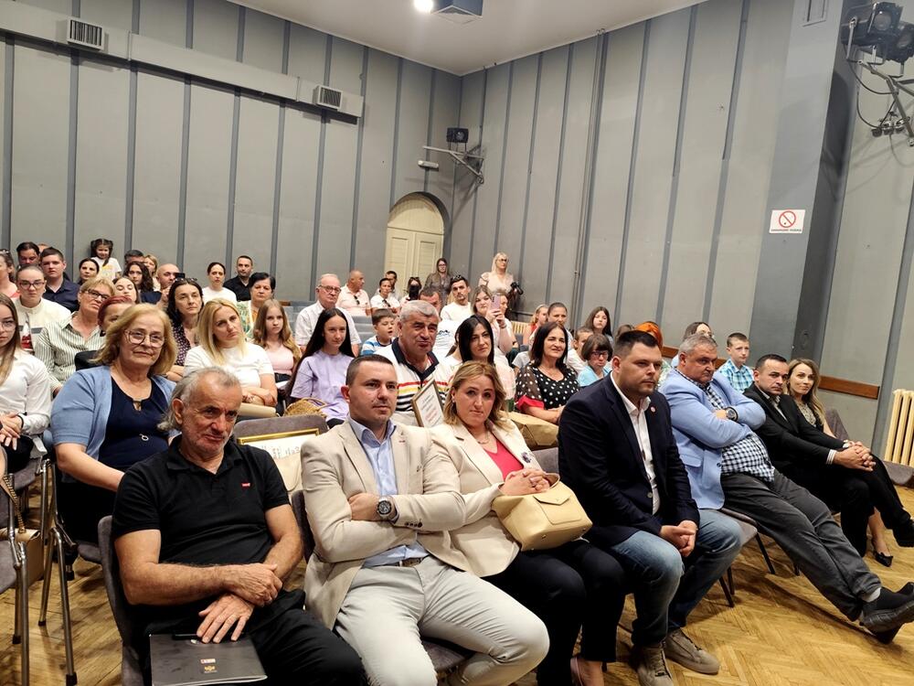 <p>Prvo mjesto u kategoriji učenika od prvog do petog razreda osvojila je Teodora Preradović, učenica OŠ "Salko Aljković" iz Pljevalja, dok je Ksenija Kovačević, učenica kotorske škole "Njegoš" osvojila prvo mjesto u kategoriji od šestog do devetog razreda</p>