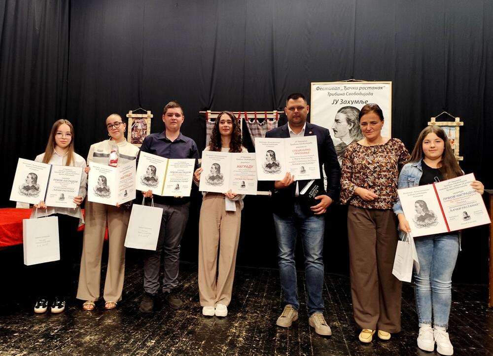 <p>Prvo mjesto u kategoriji učenika od prvog do petog razreda osvojila je Teodora Preradović, učenica OŠ "Salko Aljković" iz Pljevalja, dok je Ksenija Kovačević, učenica kotorske škole "Njegoš" osvojila prvo mjesto u kategoriji od šestog do devetog razreda</p>