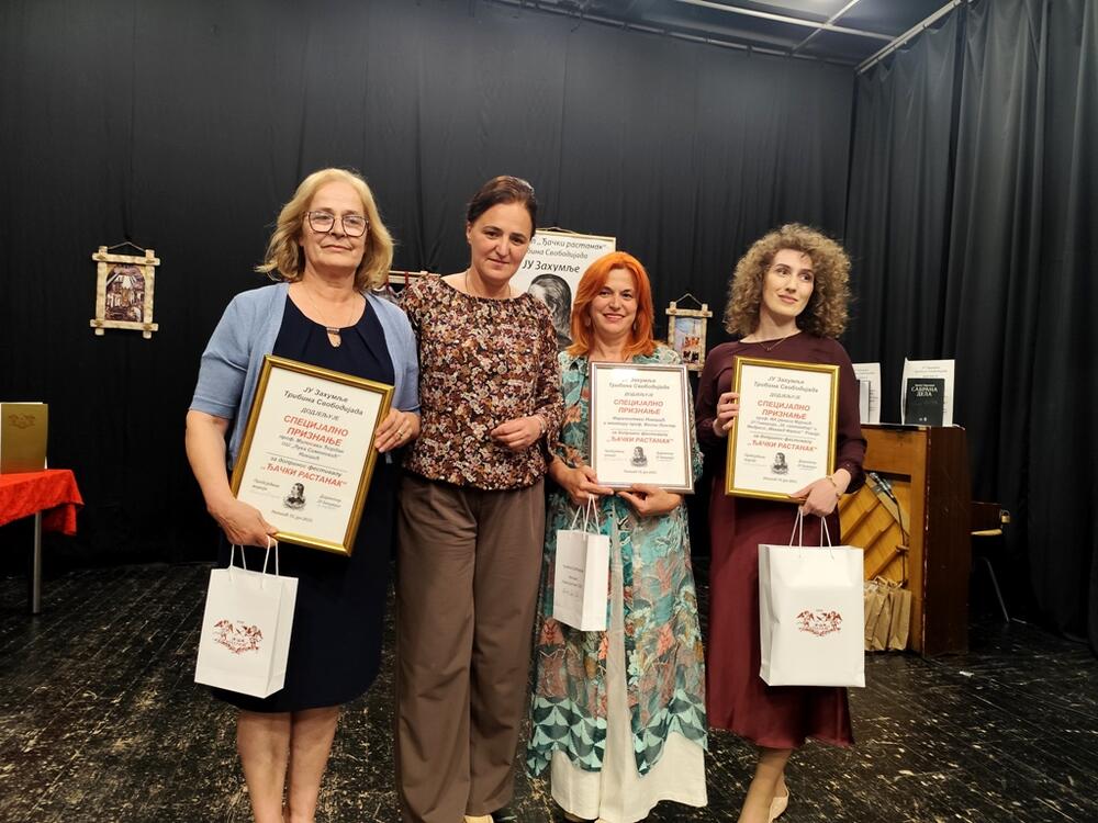 <p>Prvo mjesto u kategoriji učenika od prvog do petog razreda osvojila je Teodora Preradović, učenica OŠ "Salko Aljković" iz Pljevalja, dok je Ksenija Kovačević, učenica kotorske škole "Njegoš" osvojila prvo mjesto u kategoriji od šestog do devetog razreda</p>