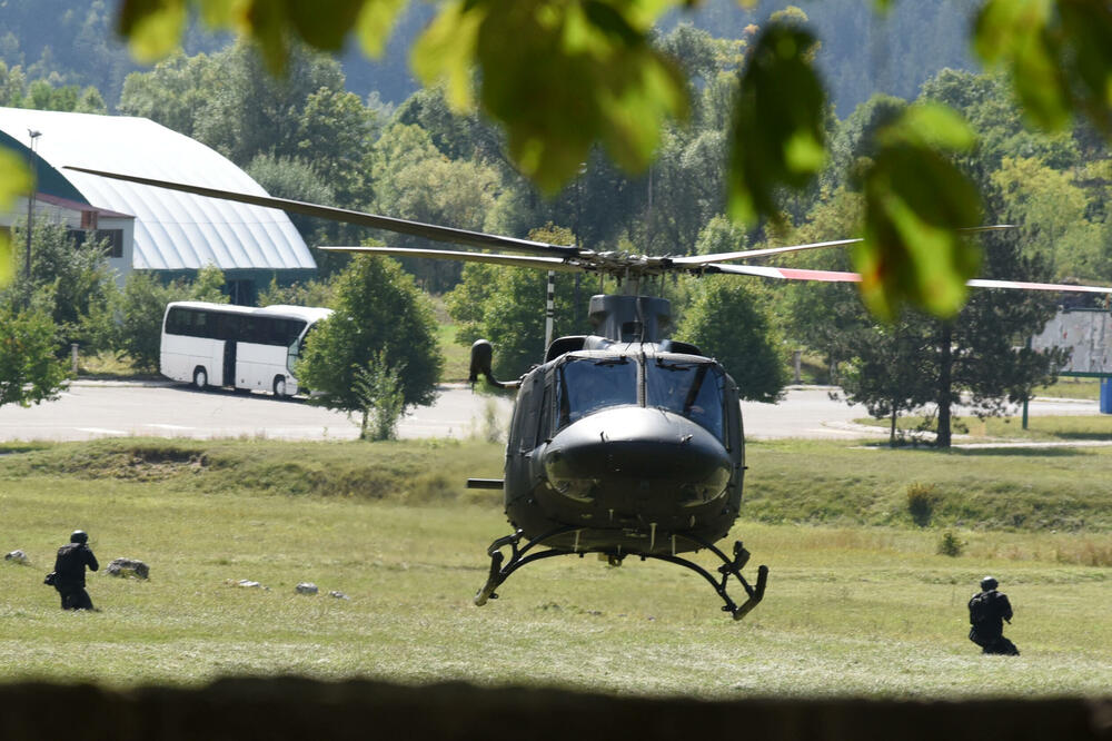 Vjerski poglavari prevezeni vojnom letjelicom: Detalj sa ustoličenja mitropolita Joanikija, Foto: Luka Zekovic