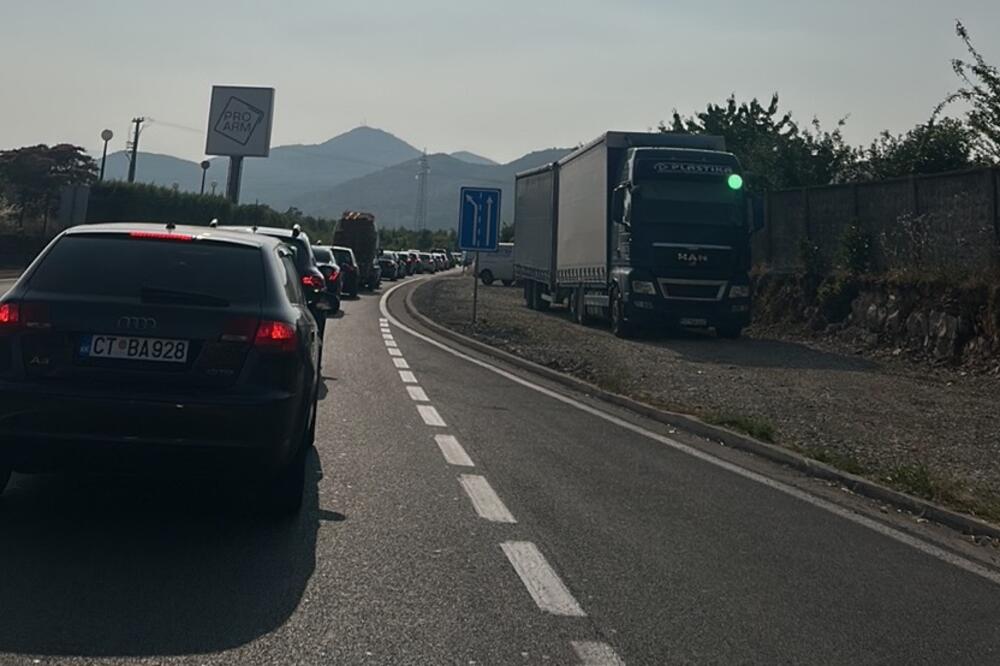 Zbog nezgode stvorila se velika kolna vozila, Foto: Vajber/PatrolaCG