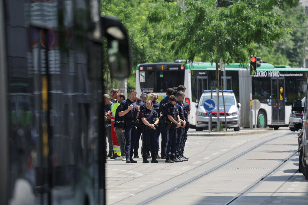 <p>Policija je saopštila da pretpostavlja da je 21-godišnji osumnjičeni, koji je pronađen mrtav u kupatilu, djelovao sam kada je ušao u školu sa dva pištolja i otvorio vatru</p>  <p>Njegov motiv još nije poznat</p>