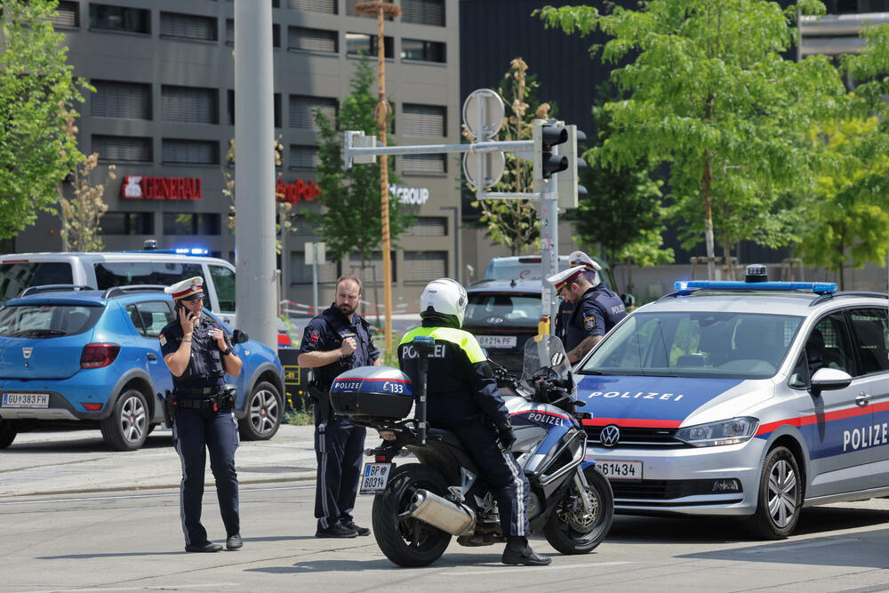 <p>Policija je saopštila da pretpostavlja da je 21-godišnji osumnjičeni, koji je pronađen mrtav u kupatilu, djelovao sam kada je ušao u školu sa dva pištolja i otvorio vatru</p>  <p>Njegov motiv još nije poznat</p>