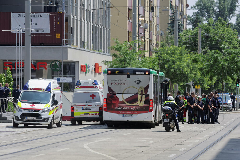<p>Policija je saopštila da pretpostavlja da je 21-godišnji osumnjičeni, koji je pronađen mrtav u kupatilu, djelovao sam kada je ušao u školu sa dva pištolja i otvorio vatru</p>  <p>Njegov motiv još nije poznat</p>