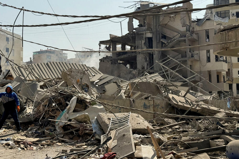 Detalj nakon ranijeg napada na južna predgrađa Bejruta, Foto: Reuters