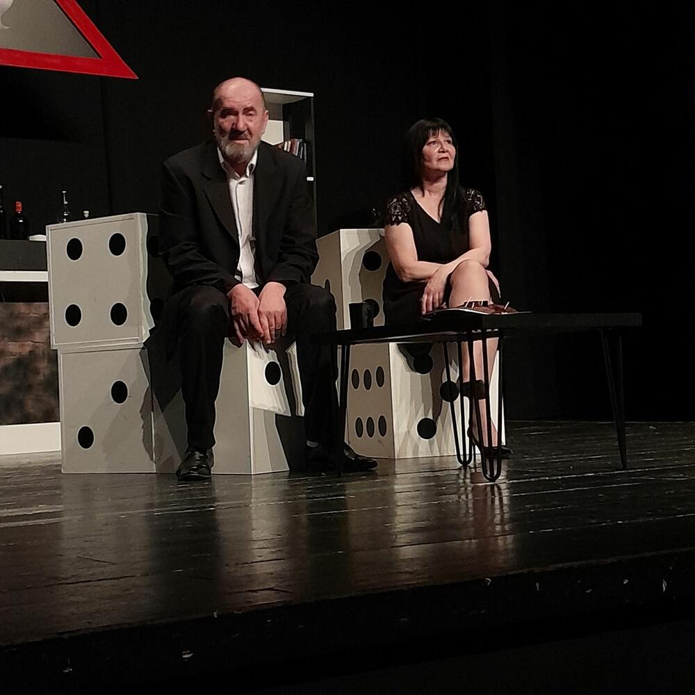 <p>Dobrodošlicu u "grad kulture, susreta i otvorenog srca" poželio je prvi čovjek Opštine Petar Smolović, koji je istakao da ima posebnu čast da otvori 54. po redu manifestaciju, koja više od pola vijeka oplemenjuje grad i njegovu kulturnu scenu</p>